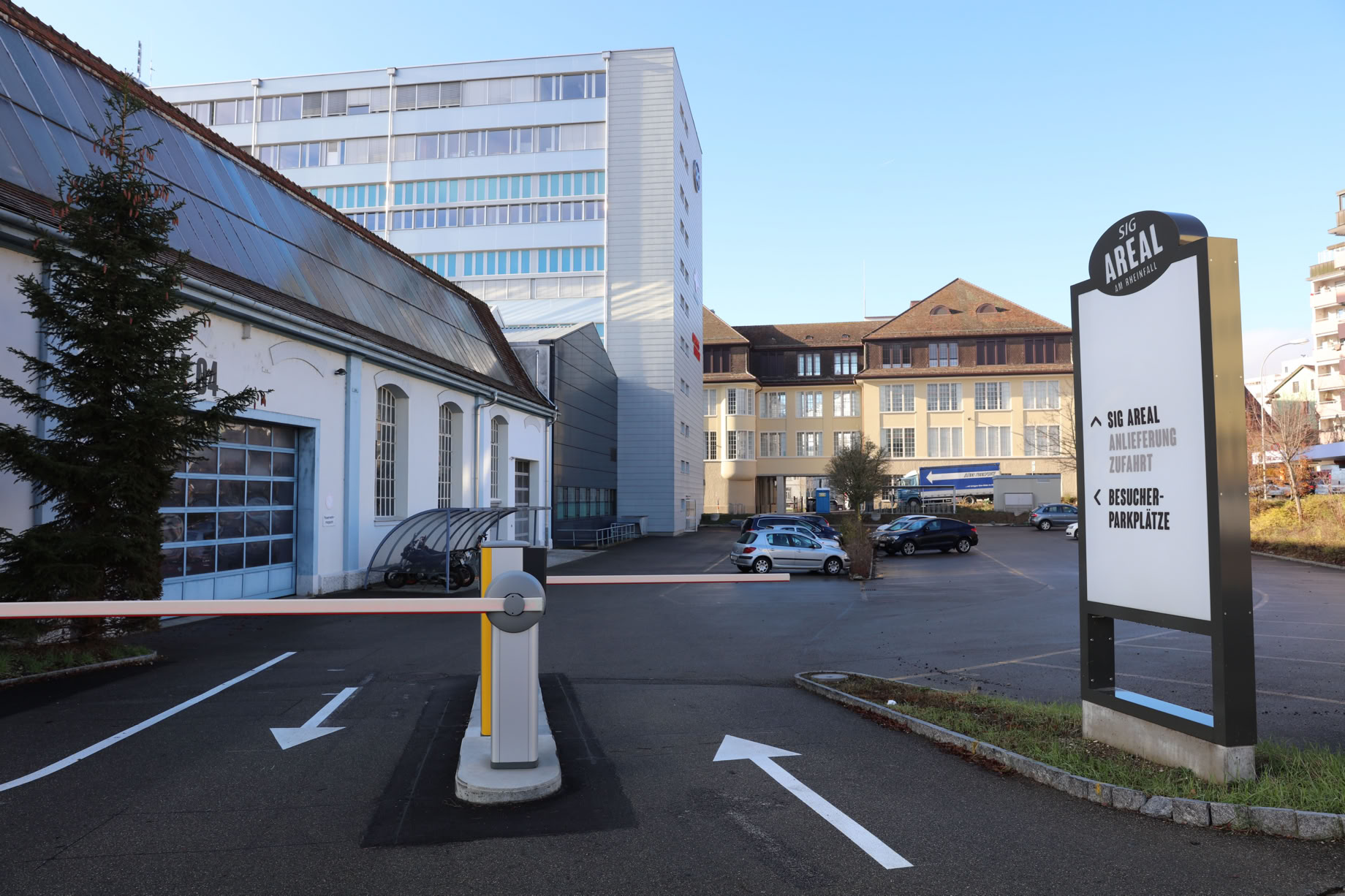Einfahrt zum Praxisstandort auf dem SIG-Areal in Neuhausen